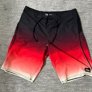 Men’s quicksilver board short  size 32